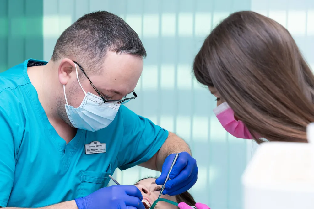 Зъболекар по време на преглед в клиника Grande Dental във Варна
